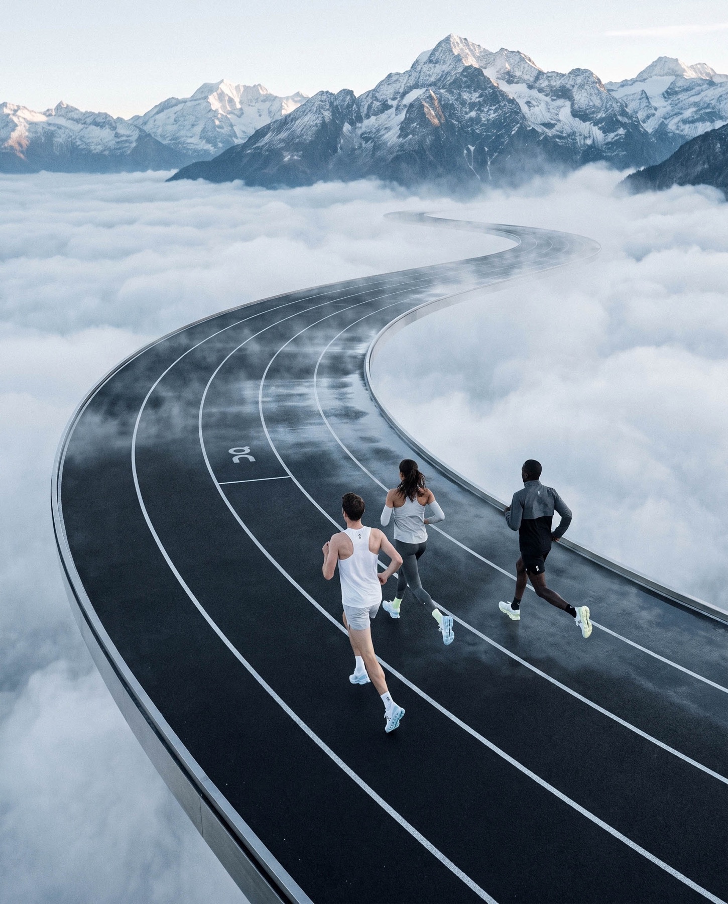 Hardlopers op een atletiekbaan boven de wolken