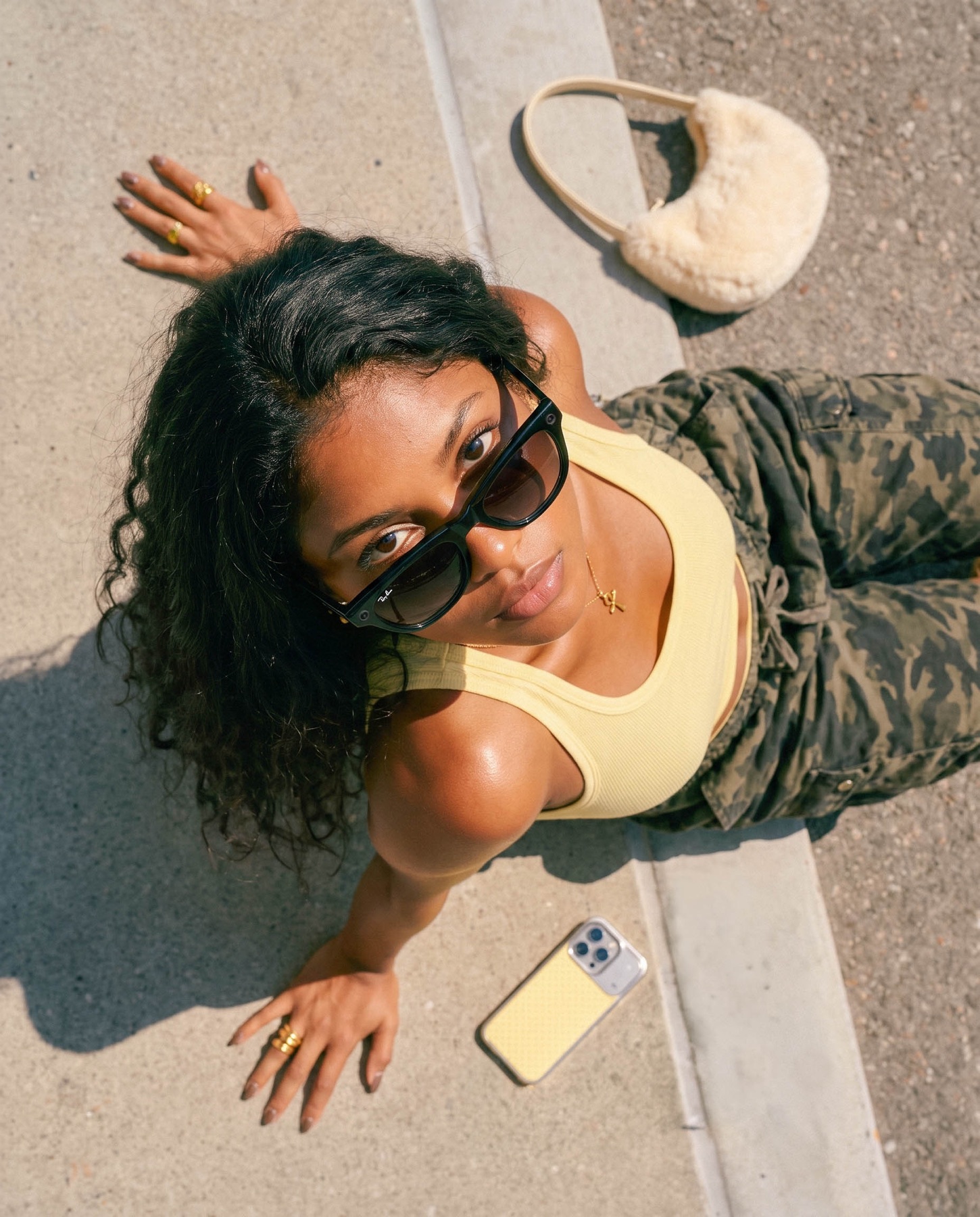 Social-first productbeeld van een vrouw met slimme zonnebril op een zonnige stoep